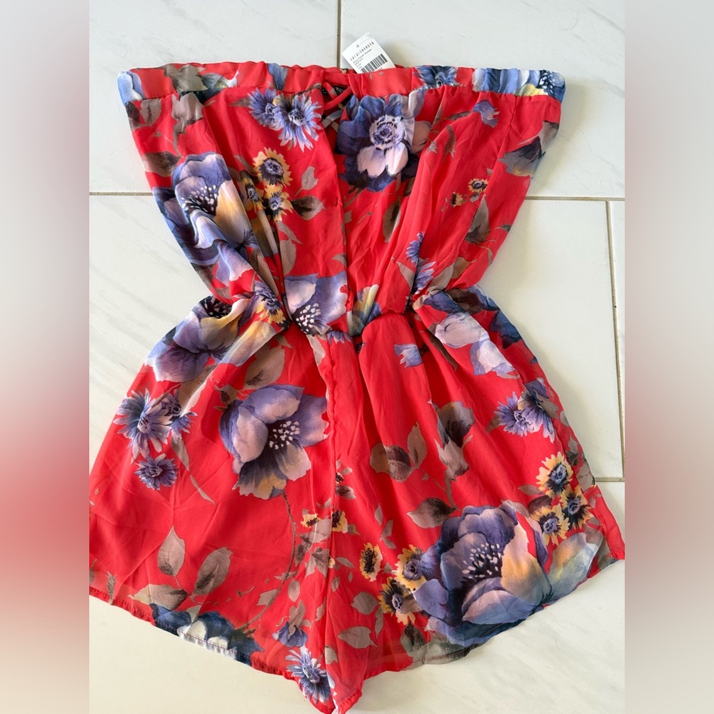 Fashion Nova : Strapless Red Floral Romper (XL)
Light material - NWT
